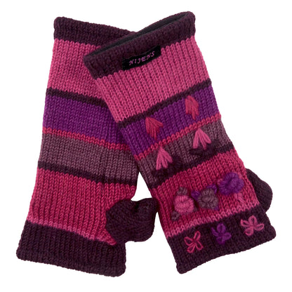 Nijens fingerlose Wollhandschuhe mit Blumenmotiv in Pink, Violett und Bordeaux, gestreifte Pulswärmer mit Daumen und verspielten Blütenverzierungen.