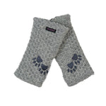 Handgestrickte Pulswärmer, Armstulpen mit Zwei-Pfoten-Stickerei aus Schurwolle in Hellgrau. Innenfutter: Fleeceeinsatz. Spalt für Daumen.