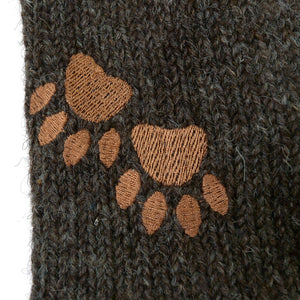 Nahaufnahme brauner Pulswärmer aus Wolle mit gestickter Pfote – weiche Handstulpe mit Fleecefutter