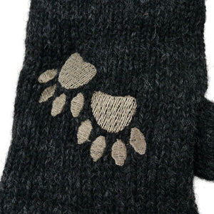 Nahaufnahme dunkelgrauer Pulswärmer aus Wolle mit gestickter Pfote – weiche Handstulpe mit Fleecefutter