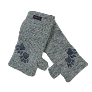 Hellgraue Pulswärmer mit Daumen aus Schurwolle, mit dunkelgrauem Pfotenmotiv – warme Handstulpen mit Fleecefutter für Herbst & Winter