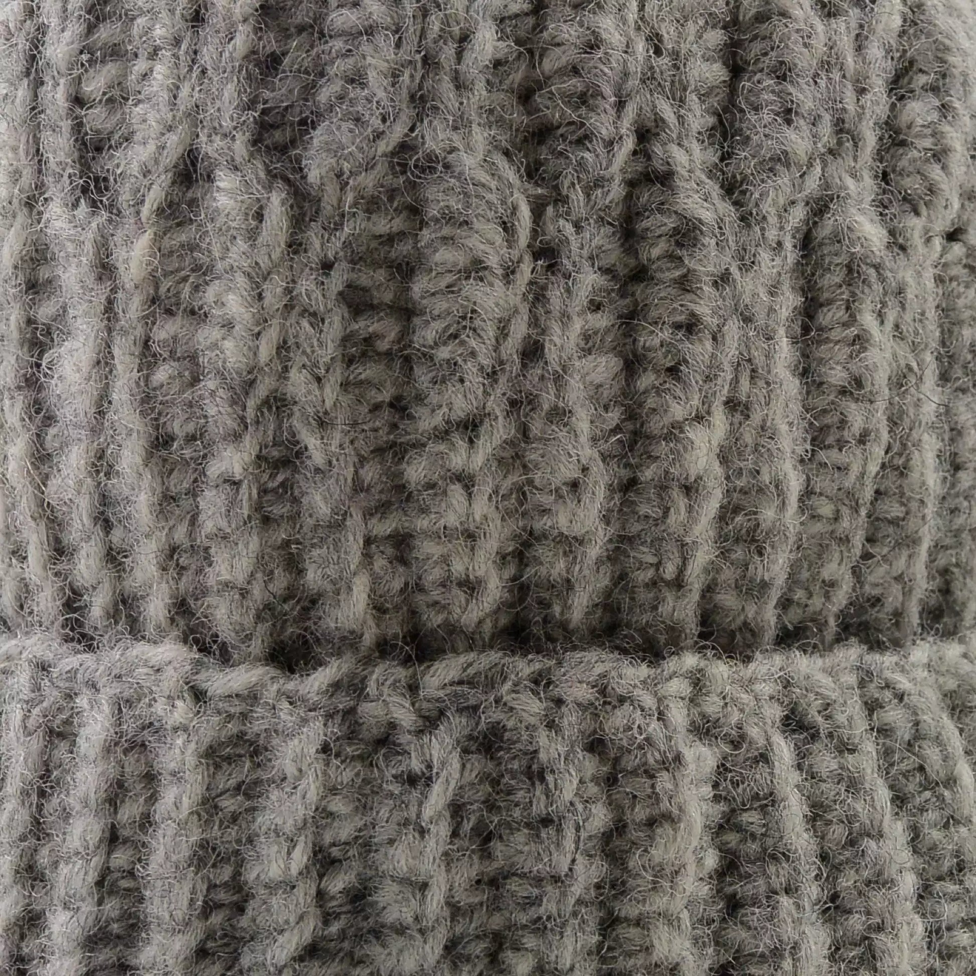 Bommelmütze aus Schurwolle in Grau.