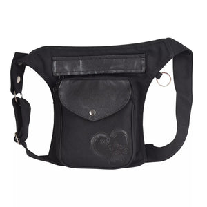 Gürteltasche, Gassi-Tasche schwarz aus Baumwolle und Kunstleder. Auf dem Einsteckfach vorne, welches durch einen Überschlag mit Druckknopf verschlossen werden kann, befinden sich ein Pfote- und ein Herzaufnäher. An eine andere Seite der Tasche können kleine Beuteltaschen angehängt werden.
