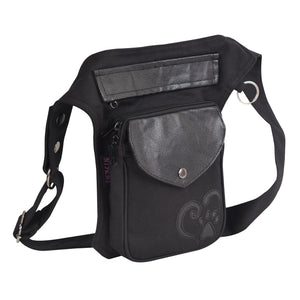 Gürteltasche, Gassi-Tasche schwarz aus Baumwolle und Kunstleder. Diese Tasche verfügt über zwei Reißverschlussfächer und einem Einsteckfach vorne, welches durch einen Überschlag mit Druckknopf verschließbar ist.