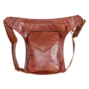 Gürteltasche, Gassi-Tasche aus Leder mit floraler Ornamentenprägung. Diese Gürteltasche hat zwei Reißverschlussfächer vorne sowie ein Einsteckfach, welches durch einen Überschlag mit einem Magnetknopf verschlossen wird. An der Seite des Taschengurtes befindet sich ein kleiner Metallring in Form eines Dreiecks zum Anhängen kleiner Beuteltaschen.