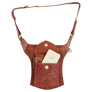 Gürteltasche, Gassi-Tasche aus Leder mit floraler Ornamentenprägung. Der Taschengurt ist größenverstellbar und das Einsteckfach vorne bietet Platz fürs Handy und wird durch einen Überschlag mit Klett und Druckknopf verschlossen.