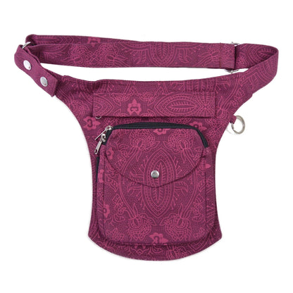Gassi-Tasche, Bauchtasche aus robustem Baumwollstoff in Magenta mit floralen Ornamenten. Diese Gürteltasche besitzt zwei Reißverschlussfächer vorne sowie ein Einsteckfach, welches durch einen Überschlag und einen Druckknopf verschlossen wird. An der Seite des Taschengurtes befindet sich ein kleiner Metallring zum Anhängen kleiner Beuteltaschen.