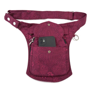 Gassi-Tasche, Bauchtasche aus robustem Baumwollstoff in Magenta mit floralen Ornamenten. Diese Gürteltasche besitzt zwei Reißverschlussfächer vorne sowie ein Einsteckfach, welches durch einen Überschlag und einen Druckknopf verschlossen wird.