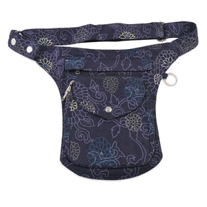 Gassi-Tasche, Bauchtasche aus robustem Baumwollstoff in Violett mit floralen Ornamenten. Diese Gürteltasche besitzt zwei Reißverschlussfächer vorne sowie ein Einsteckfach, welches durch einen Überschlag und einen Druckknopf verschlossen wird. Auf der hinteren Seite befindet sich ein weiteres Reißverschlussfach. An der Seite des Taschengurtes befindet sich ein kleiner Metallring zum Anhängen kleiner Beuteltaschen.