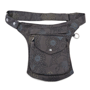 Gassi-Tasche, Bauchtasche aus robustem Baumwollstoff in Grau mit floralen Ornamenten. Diese Gürteltasche besitzt zwei Reißverschlussfächer vorne sowie ein Einsteckfach, welches durch einen Überschlag und einen Druckknopf verschlossen wird. Auf der hinteren Seite befindet sich ein weiteres Reißverschlussfach. An der Seite des Taschengurtes befindet sich ein kleiner Metallring zum Anhängen kleiner Beuteltaschen.