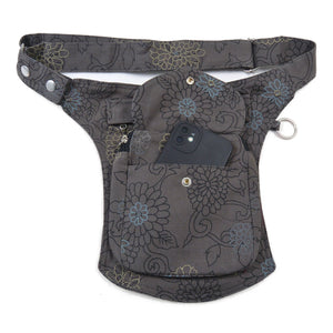 

Gassi-Tasche, Bauchtasche aus robustem Baumwollstoff in Grau mit floralen Ornamenten. Diese Gürteltasche besitzt zwei Reißverschlussfächer vorne sowie ein Einsteckfach, welches durch einen Überschlag und einen Druckknopf verschlossen wird.
