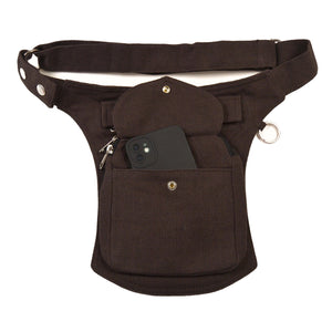 Gassi-Tasche, Bauchtasche aus robustem Baumwollstoff in braun. Diese Gürteltasche hat zwei Reißverschlussfächer vorne sowie ein Einsteckfach, welches durch einen Überschlag und Druckknopf verschlossen wird.