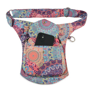 Gassi-Tasche, Bauchtasche aus wasserabweisendem Stoff, bunt mit Mandala-Print. Diese Gürteltasche besitzt zwei Reißverschlussfächer vorne sowie ein Einsteckfach, welches durch einen Überschlag und einen Druckknopf verschlossen wird.