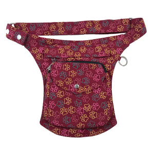 Gassi-Tasche, Bauchtasche aus robustem Baumwollstoff in Rot mit großem Pfoten-Print. Diese Gürteltasche besitzt zwei Reißverschlussfächer vorne sowie ein Einsteckfach, welches durch einen Überschlag und Druckknopf verschlossen wird. Auf der hinteren Seite befindet sich ein weiteres Reißverschlussfach. An der Seite des Taschengurtes befindet sich ein kleiner Metallring zum Anhängen kleiner Beuteltaschen.