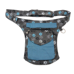 Gassi-Tasche, Bauchtasche aus robustem Baumwollstoff in grau, hellblau mit Muster und großen Pfoten-Print. Diese Gürteltasche besitzt zwei Reißverschlussfächer vorne sowie ein Einsteckfach, welches durch einen Überschlag und Druckknopf verschlossen wird. Auf der hinteren Seite befindet sich ein weiteres Reißverschlussfach. An der Seite des Taschengurtes befindet sich ein kleiner Metallring zum Anhängen kleiner Beuteltaschen.