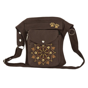 Gürteltasche aus Canvas-Stoff in  Braun mit Pfoten-Mandalastickerei. Diese Gürteltasche hat zwei Reißverschlussfächer vorne sowie ein Einsteckfach, welches durch einen Überschlag mit Druckknopf verschlossen wird. 