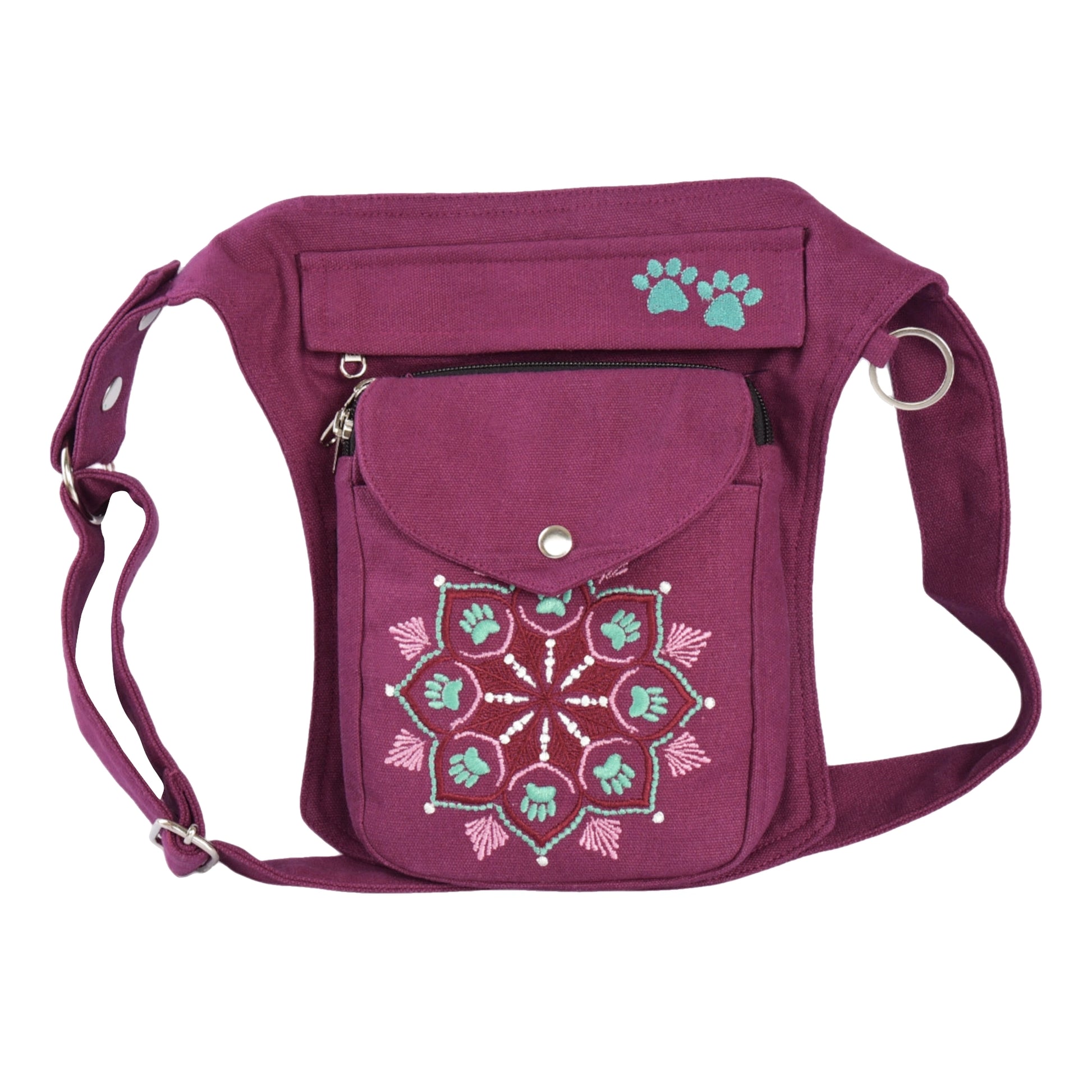Gassi-Tasche, Bauchtasche und Gürteltasche aus Canvas-Stoff in Pink mit Pfoten-Mandalastickerei. Diese Gürteltasche hat zwei Reißverschlussfächer vorne sowie ein Einsteckfach, welches durch einen Überschlag mit Druckknopf verschlossen wird.  An der Seite des Taschengurtes befindet sich ein kleiner Metallring zum Anhängen kleiner Beuteltaschen.