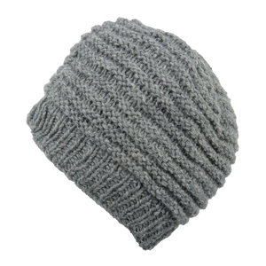 Rippenmütze, handgestrickte Wollmütze aus 100 % Schurwolle Grau. Rund gestrickt mit viel Volumen. 