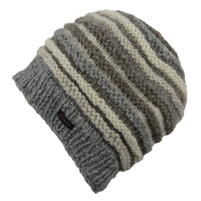 Rippenmütze, handgestrickte Wollmütze aus 100% Schurwolle mit farblich unterschiedlichem Rippenstrick. Hellgrau, Naturweiß, Graubraun.