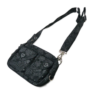 Gassi-Tasche, Bauchtasche sowie Umhängetasche aus Canvas-Stoff, Schwarz mit floralen Ornamenten, Reißverschlussfach vorne mit zwei aufgesetzten, auswaschbaren Leckerliefächern und größenverstellbarem Taschengurt.