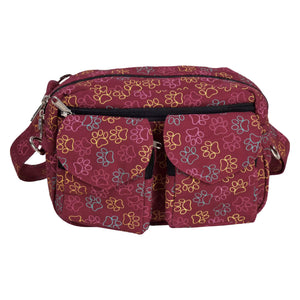 Gassi-Tasche, Bauchtasche sowie UmhĂ€ngetasche aus Canvasstoff, Rot mit vielen groĂen farbigen Pfoten, ReiĂverschlussfach vorne mit zwei aufgesetzten, auswaschbaren LeckerliefĂ€chern.