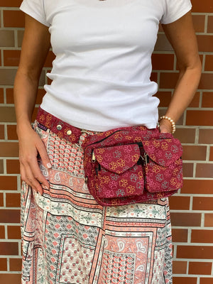 Frauen Bauchtasche aus Canvasstoff, Rot mit vielen groĂen farbigen Pfoten, ReiĂverschlussfach vorne mit zwei aufgesetzten, auswaschbaren LeckerliefĂ€chern