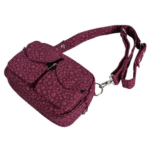 Gassi-Tasche, Bauchtasche sowie UmhĂ€ngetasche aus Canvasstoff, Pink mit vielen kleinen rosafarbenen Pfoten, ReiĂverschlussfach vorne mit zwei aufgesetzten, auswaschbaren LeckerliefĂ€chern.