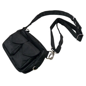 Gassi-Tasche, Bauchtasche sowie UmhĂ€ngetasche aus Nylon, Schwarz, ReiĂverschlussfach vorne mit zwei aufgesetzten, auswaschbaren LeckerliefĂ€chern und gröĂenverstellbarem Taschengurt.