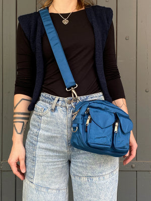 Frauen UmhĂ€ngetasche aus Nylon, Petrol, und ReiĂverschlussfach vorne mit zwei aufgesetzten, auswaschbaren LeckerliefĂ€chern