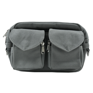 Gassi-Tasche, Bauchtasche sowie UmhĂ€ngetasche aus Canvasstoff, Hellgrau, und ReiĂverschlussfach vorne mit zwei aufgesetzten, auswaschbaren LeckerliefĂ€chern.