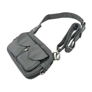 Gassi-Tasche, Bauchtasche sowie UmhĂ€ngetasche aus Canvasstoff, Hellgrau, ReiĂverschlussfach vorne mit zwei aufgesetzten, auswaschbaren LeckerliefĂ€chern und gröĂenverstellbarem Taschengurt.