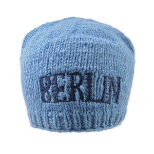 Strickmütze aus Schurwolle, Hellblau, bestickt mit Berlin-Logo und Fleeceeinsatz.