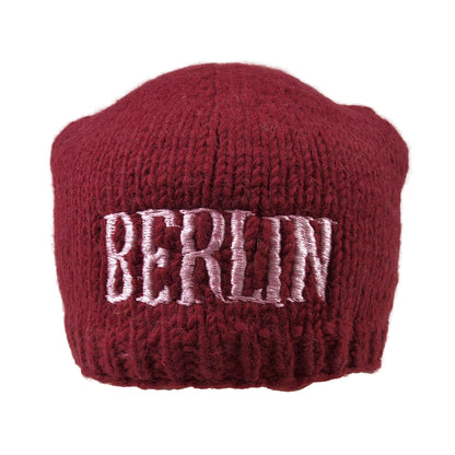 Strickmütze aus Schurwolle, Dunkelrot, bestickt mit Berlin-Logo und Fleeceeinsatz.