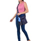 Frau präsentiert die Crossbody-Tasche mit floralem Design und breitem verstellbaren Gurt – ideal für Hundespaziergänge mit Trinkflasche und Kotbeutelspender