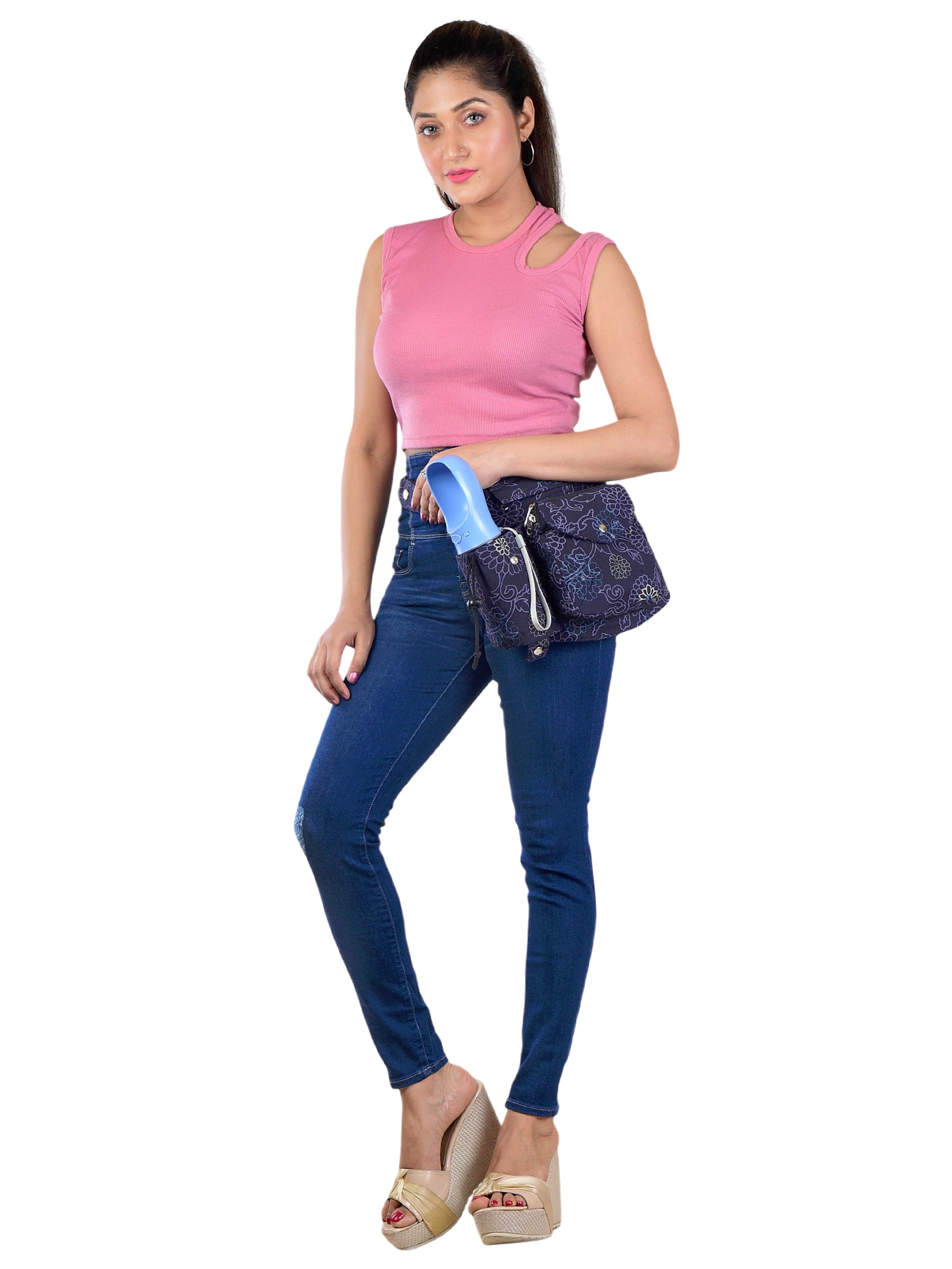 Frau präsentiert die Gassitasche mit floralem Design und breitem verstellbaren Gurt – ideal für Hundespaziergänge mit Trinkflasche und Kotbeutelspender