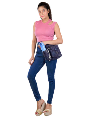 Frau präsentiert die Gassitasche mit floralem Design und breitem verstellbaren Gurt – ideal für Hundespaziergänge mit Trinkflasche und Kotbeutelspender