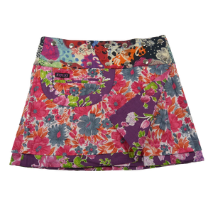 Sommerrock Baumwolle bunt mit Blumenmuster und Tasche. Tragbar von zwei Seiten. Umfang ist einstellbar mit einer doppelten Druckknopfleiste.