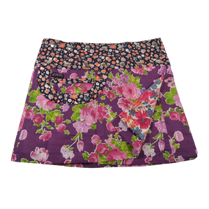 Sommerrock Baumwolle, Violett/Pink, Blumenmuster mit Tasche. Tragbar von beiden Seiten. Umfang ist einstellbar mit einer doppelten Druckknopfleiste am Rockbund „Nachtblau mit Blumenmuster“.