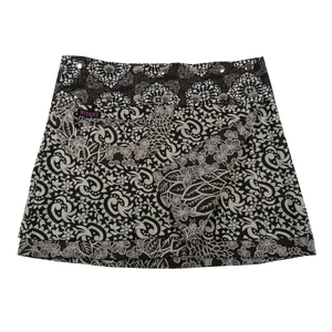 Sommerrock Baumwolle Schwarz/Weißes Muster mit Tasche. Tragbar von zwei Seiten. Umfang ist einstellbar mit einer doppelten Druckknopfleiste.