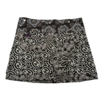 Sommerrock Baumwolle Schwarz/Weißes Muster mit Tasche. Tragbar von zwei Seiten. Umfang ist einstellbar mit einer doppelten Druckknopfleiste.