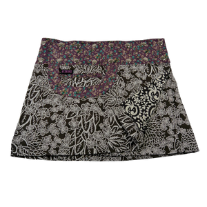Sommerrock Baumwolle, schwarz/weißes Blumenmuster mit Tasche. Tragbar von beiden Seiten. Umfang ist einstellbar mit einer doppelten Druckknopfleiste am Rockbund „Lila mit Blumenmuster“.