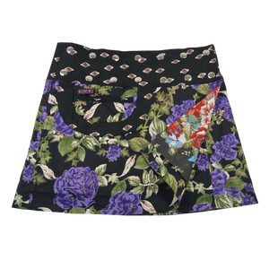 Sommerrock Baumwolle, Violette, Blumenmotive mit Tasche. Tragbar von beiden Seiten. Umfang ist einstellbar mit einer doppelten Druckknopfleiste am Rockbund „Schwarz mit Muster“.