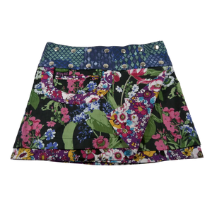 Sommerrock Baumwolle schwarz mit Blumenmuster und Tasche. Tragbar von zwei Seiten. Umfang ist einstellbar mit einer doppelten Druckknopfleiste.