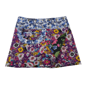 Sommerrock Baumwolle, lila, Blumenmuster mit Tasche. Tragbar von beiden Seiten. Umfang ist einstellbar mit einer doppelten Druckknopfleiste am Rockbund „blau/weiß mit Muster“.
