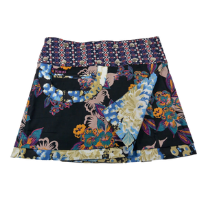 Sommerrock Baumwolle schwarz mit Blumenmotiven und Tasche. Tragbar von zwei Seiten. Umfang ist einstellbar mit einer doppelten Druckknopfleiste.