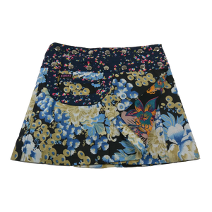 Sommerrock Baumwolle, schwarz, blau/beiges Blumenmuster mit Tasche. Tragbar von beiden Seiten. Umfang ist einstellbar mit einer doppelten Druckknopfleiste am Rockbund „Dunkelblau mit Muster“.