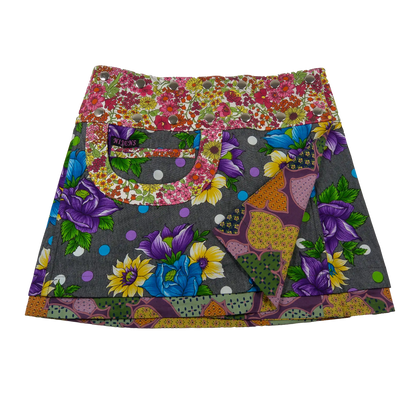 Sommerrock Baumwolle, Demin-Look mit Blumenmotiven und Tasche Tragbar von zwei Seiten. Umfang ist einstellbar mit einer doppelten Druckknopfleiste.