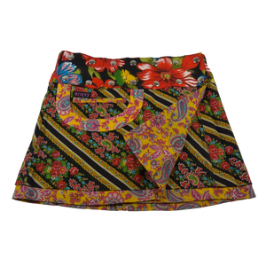 Sommerrock Baumwolle, Schwarz/Gelb, mit Blumenmotiven und Tasche. Tragbar von zwei Seiten. Umfang ist einstellbar mit einer doppelten Druckknopfleiste.