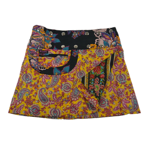 Sommerrock Baumwolle, gelb/Paisley mit Tasche. Tragbar von beiden Seiten. Umfang ist einstellbar mit einer doppelten Druckknopfleiste am Rockbund „Schwarz mit Blumenmotiven“.