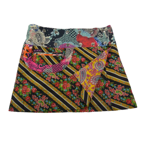 Sommerrock Baumwolle, gelb/schwarz mit Paisley- und Blumenmuster mit Tasche. Tragbar von beiden Seiten. Umfang ist einstellbar mit einer doppelten Druckknopfleiste am Rockbund „Schwarz/Bunt mit Blumenmotiven“.
